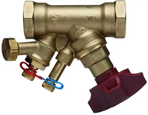 Bronzenes Strangregulierventil von IMI Hydronic Engineering mit mehreren Anschlüssen und einem roten Drehknopf zur einfachen Einstellung. Zum direkten Einlöten geeignet.